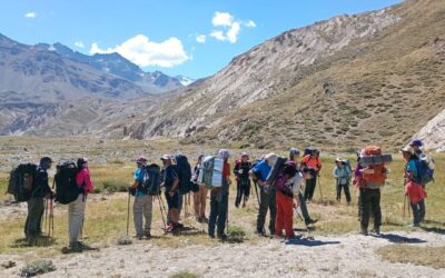 Lista completa de equipamiento para alta montaña: qué llevar y por qué